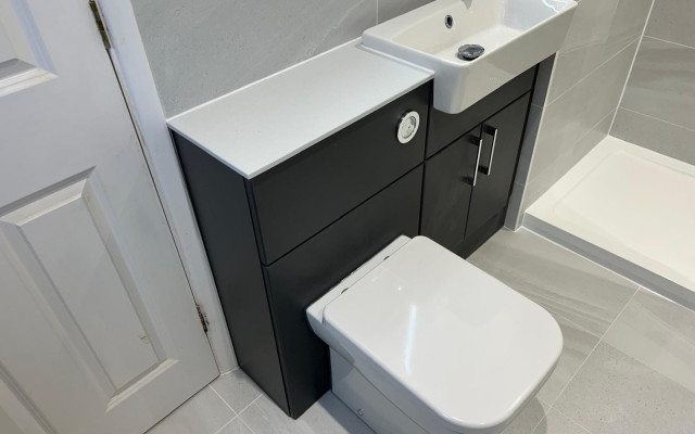 Bathroom fitter Ricky Griffiths - Royal Berkshrie Bathrooms 07815 857979