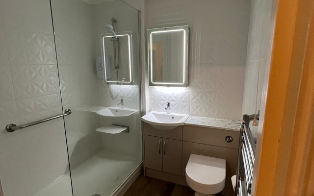 Bathroom fitter Paul Sillett 07766 564988