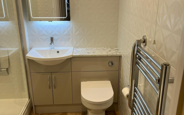 Bathroom fitter Paul Sillett 07766 564988