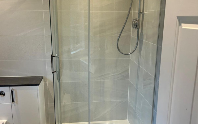 Bathroom fitter Ricky Griffiths - Royal Berkshrie Bathrooms 07815 857979